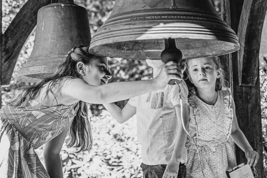 illustration enfants bapteme communion cloche eglise